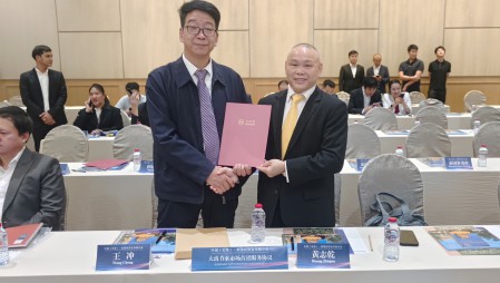 888腾博会节水集团党委书记王冲参与在泰国曼谷进行的中国（甘肃）—泰国经贸合作推介会，并在甘肃省省长任振鹤、泰国商务部部长披猜·那立塔潘等参会辅导见证下，与泰国中华总商会签定合作和谈。