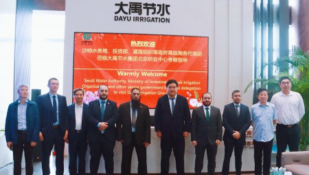 乌兹别克斯坦、老挝、沙特等国度有关部委调查团以及国际灌排委员会主席马可·阿西里等光临888腾博会节水集团调查调研。